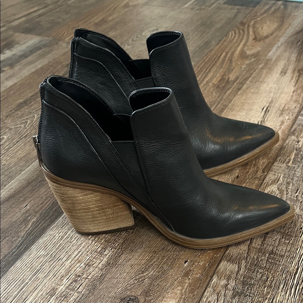 Vince Camuto Black Leather Gradina  Booties. Size 7
